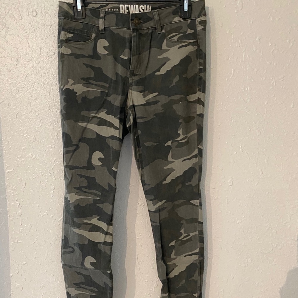 Raw hem camo skinny jeans
